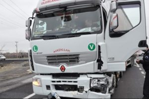 &Ccedil;inli turistlerin otomobiline &ccedil;arptı: 7 yaralı