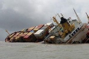 Vietnam'da kargo gemisi battı