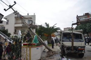 Mudanya'da kamyonet devrildi