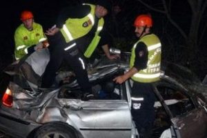 Otomobil devrildi: 2 &ouml;l&uuml;, 2 yaralı