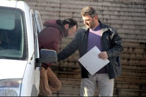 Kuponunu elinden alan şahısı bı&ccedil;akladı