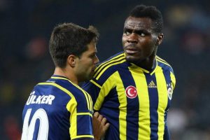 Emenike'yi takım arkadaşları zor tutmuş