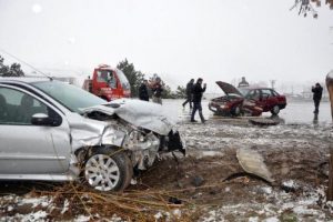 Kardan kayganlaşan yolda feci kaza! 5 yaralı