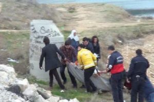 Oğlunun boğulduğu g&ouml;lette &ouml;lmek istedi