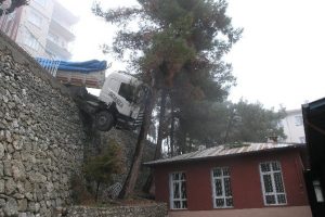 Olası faciaya &ccedil;am ağacı engelli