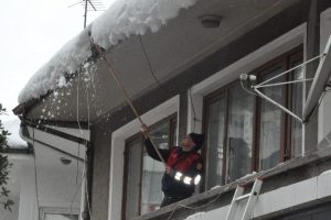 İtfaiyeciler &ccedil;atılarda kar temizliği yaptı