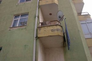 Balkondan d&uuml;şen şahıs ağır yaralandı