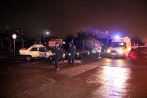 4 otomobil &ccedil;arpıştı: 5 yaralı