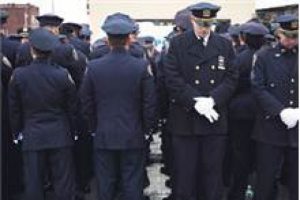 Polis yine sırt &ccedil;evirdi