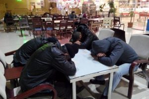 Kar 4 saat zorunlu misafir etti