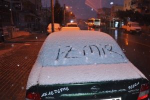 İzmir'de kar sevinci
