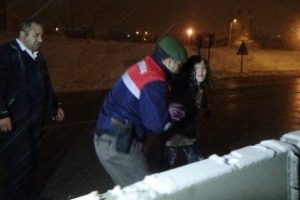 Gen&ccedil; kız trafiği birbirine kattı