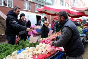 Sebzeyi pahalı yiyeceğiz