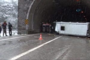 &Ouml;ğrenci servisi devrildi: 19 yaralı