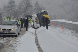 Otob&uuml;s kar nedeniyle devrildi