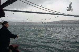 İstanbul Boğazı'ndan dolu ge&ccedil;ti