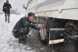 Bursa-Ankara yolunda kar esareti