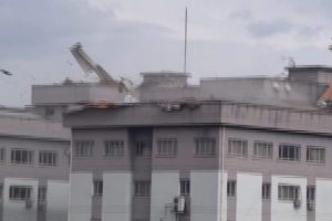 &Ccedil;atı fırtınaya dayanamadı ve...