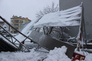 Kar yağışı &ccedil;atıyı &ccedil;&ouml;kertti