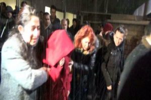 Şehit eşi acı haber &uuml;zerine hastaneye geldi