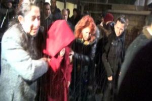 Şehit eşi acı haber &uuml;zerine hastaneye geldi
