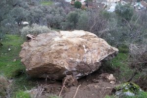 Dağdan kopan kaya eve metreler kala durdu