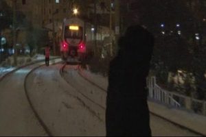 Rayların &uuml;zerinden ge&ccedil;mek isterken trenin altında kaldı