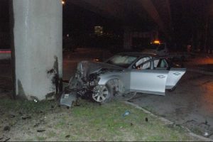 Aynı y&ouml;nde giden iki otomobilin &ccedil;arpıştı