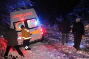 Ereğli'de kara saplanan ambulans iş makinasıyla kurtarıldı