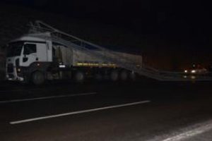 Seyir halindeki kamyonun &uuml;zerine Mobese kameraları d&uuml;şt&uuml;