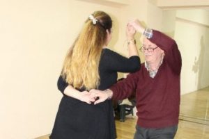 72 yaşındaki Recep amca salsa &ouml;ğrendi