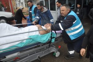 Servis minib&uuml;s&uuml; devrildi: 15 yaralı
