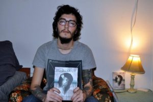 Babasının hapishane g&uuml;nl&uuml;klerini kitaplaştırdı
