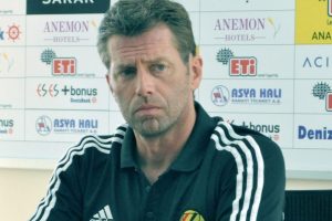 Eskişehirspor'un yeni hocası Skibbe!