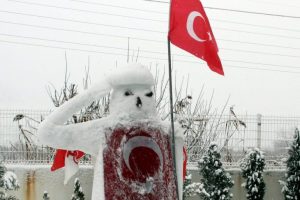Bursa'da yılın ilk kardan adamını Mehmet&ccedil;ik yaptılar