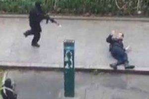 Yerde yatan polisi vurdular