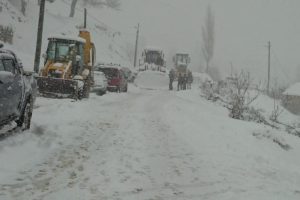 İznik'te k&ouml;y yolu kapandı