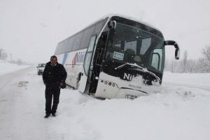 Bursa'da ulaşım fel&ccedil;! Yolcu otob&uuml;s&uuml; yan yattı!
