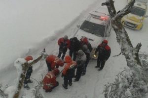 Uludağ'da ağa&ccedil; devrildi vatandaşlar mahsur kaldı!