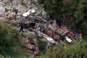 Hindistan'da otob&uuml;s u&ccedil;uruma yuvarlandı: 14 &ouml;l&uuml;