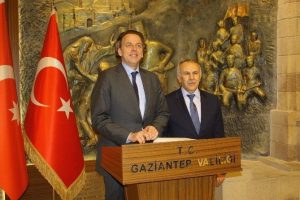 Vali, Hollandalı Bakan'ı terletti