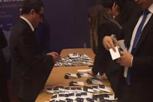 B&uuml;y&uuml;kel&ccedil;ilerin telefonları toplatıldı