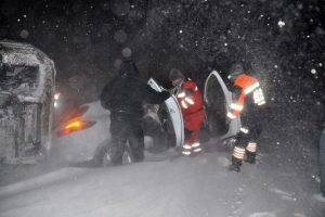 Yolda mahsur kalanlara ekipler m&uuml;dahale etti