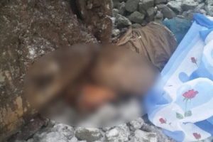 Kamyondan indirilen iş makinesinin altında kaldı