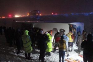 Yolcu otob&uuml;s&uuml; tipide şarampole yuvarlandı: 1 &ouml;l&uuml;, 45 yaralı