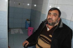 Soğuktan korunmak i&ccedil;in tuvalette kalmaya başladı