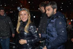 Bebeğini Amerika'da d&uuml;nyaya getirecek..
