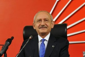 Kılı&ccedil;daroğlu'na ayakkabı fırlatıldı