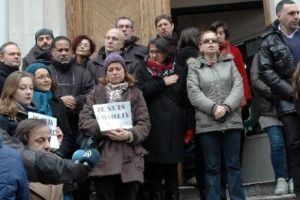 Saldırıda &ouml;lenler i&ccedil;in saygı duruşu