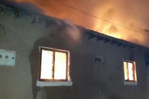 Boş ev alevlere teslim oldu